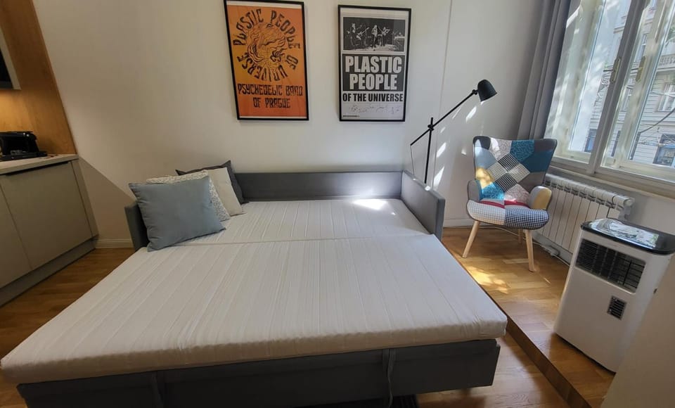 Bed, Seating area