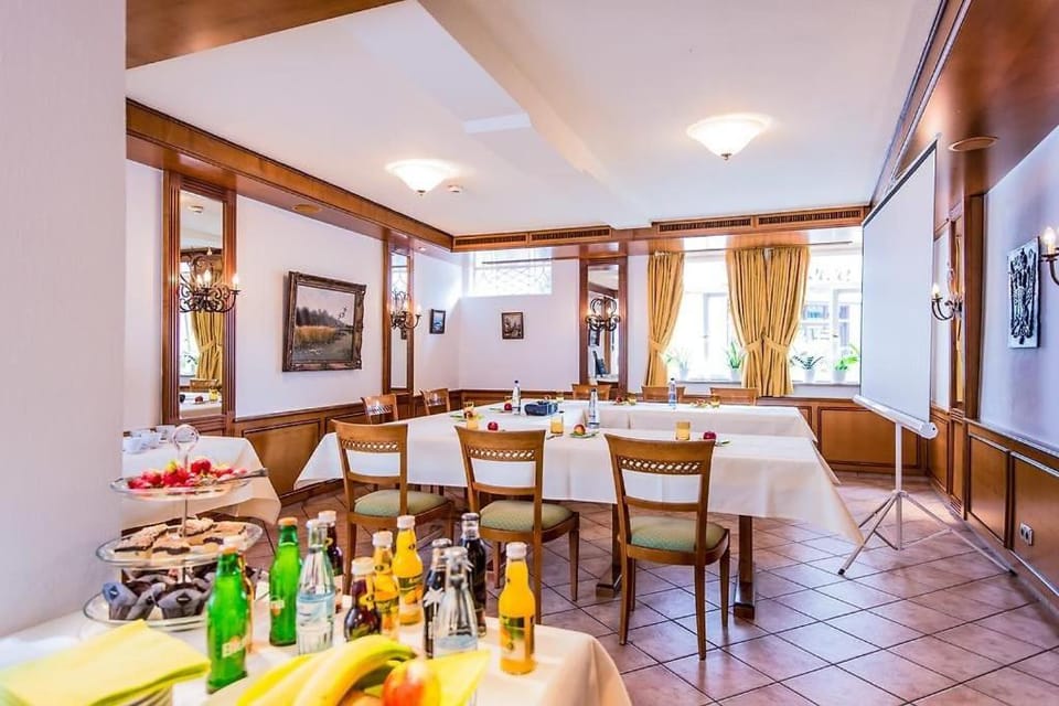 Restaurant/places to eat, Business facilities