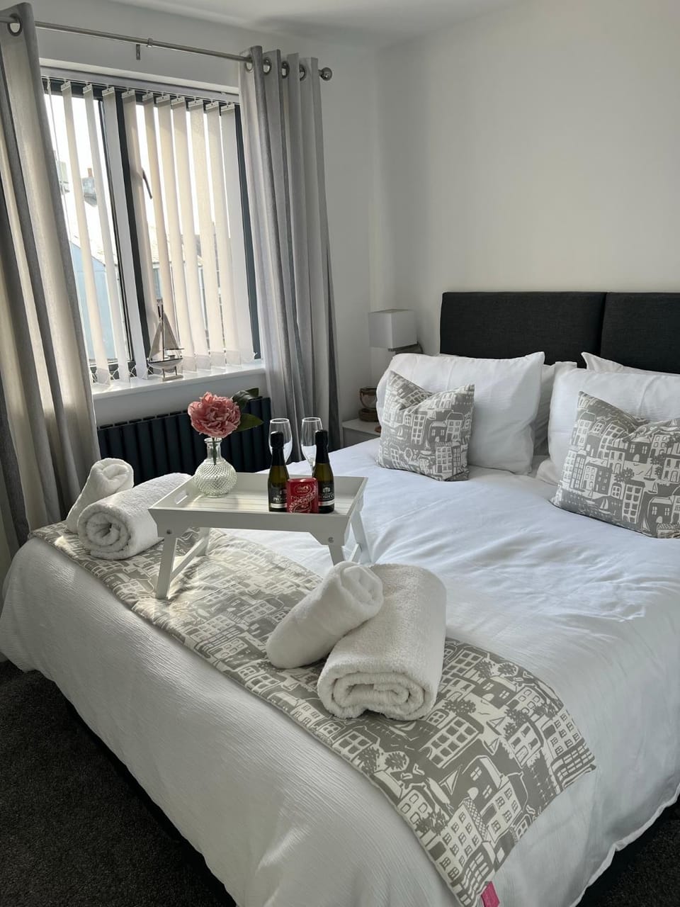 Bed, Bedroom, towels