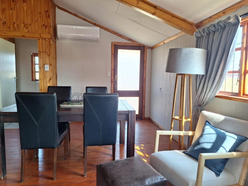 Living room, Seating area, Dining area, air conditioner