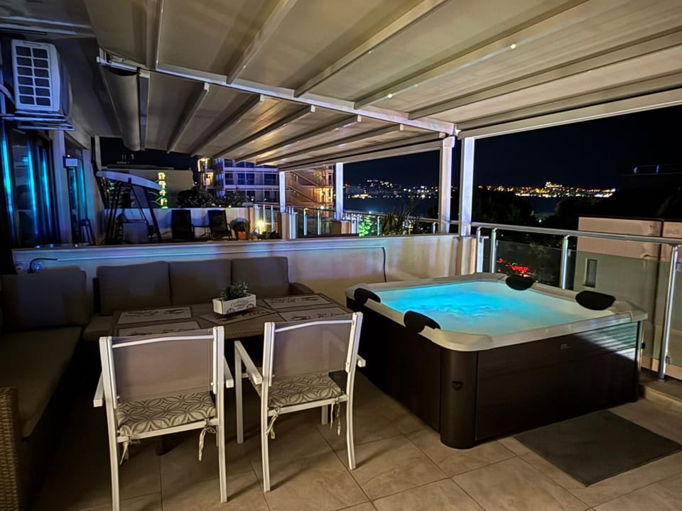 Night, Hot Tub, Balcony/Terrace, Dining area