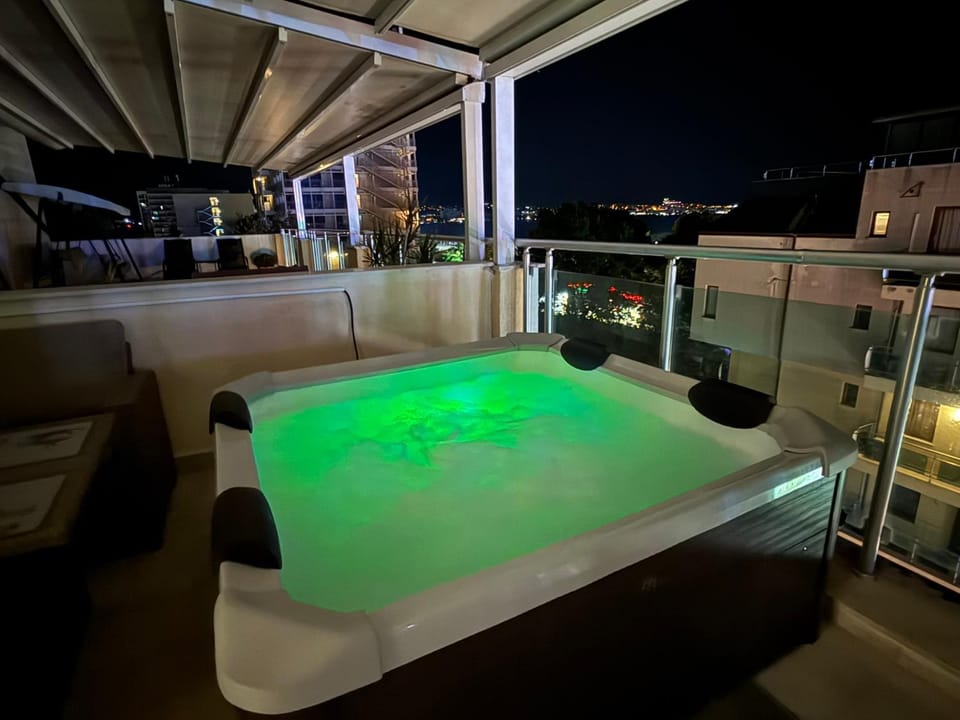 Night, Hot Tub, Balcony/Terrace