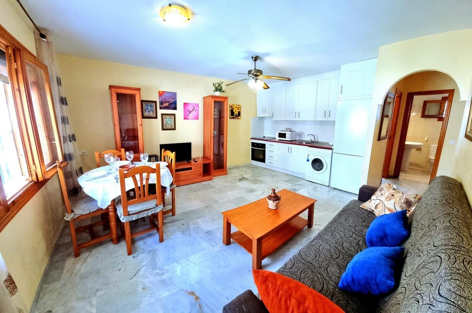 Kitchen or kitchenette, Living room, Seating area, Dining area, fireplace, minibar, pet friendly, stove