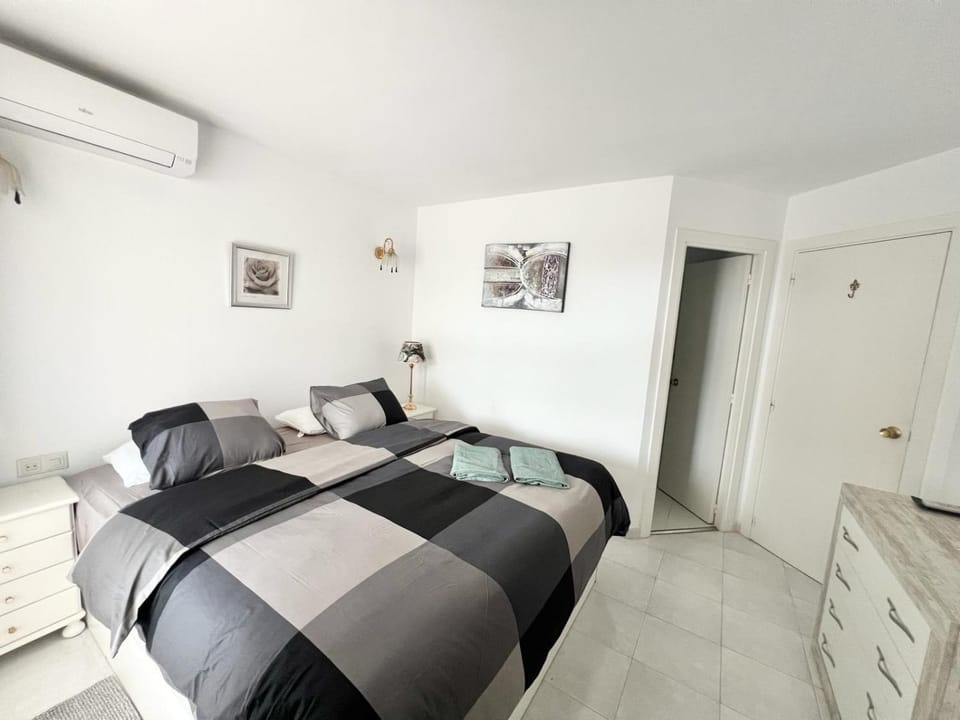 Bedroom, air conditioner