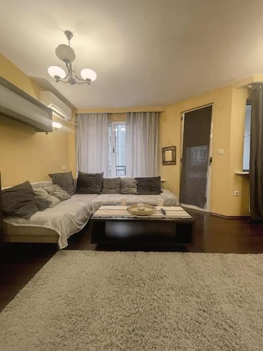 TV and multimedia, Living room, Seating area, air conditioner