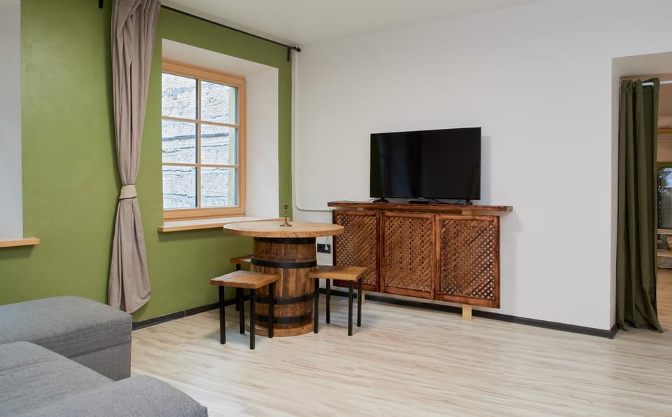 TV and multimedia, Living room, Seating area, Evening entertainment
