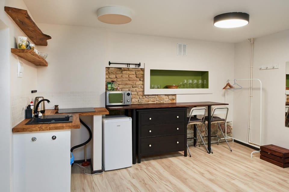 Kitchen or kitchenette, minibar