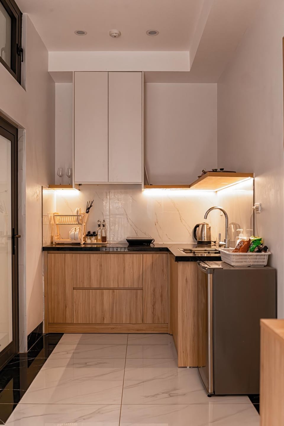 Kitchen or kitchenette, minibar, stove