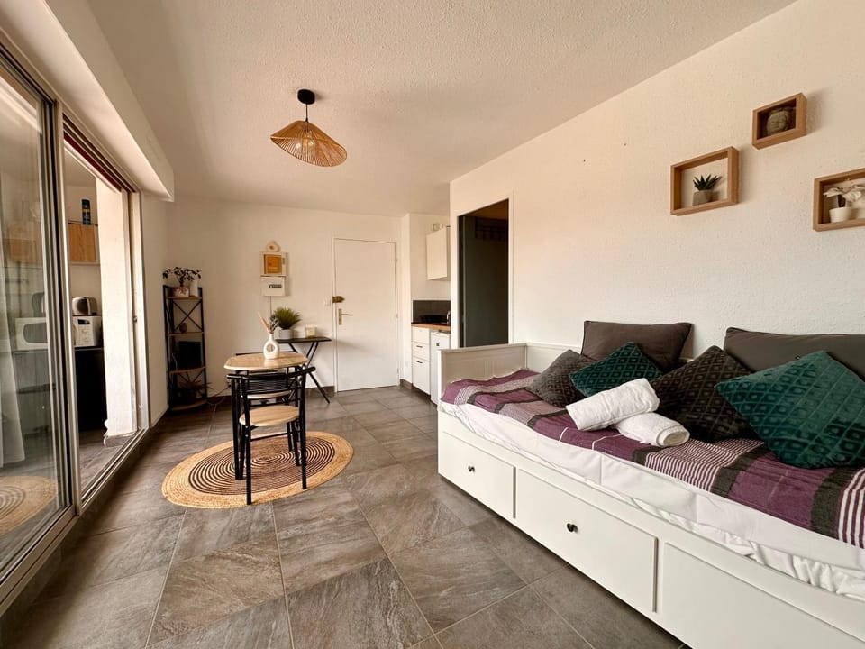 Bed, Kitchen or kitchenette, Living room, Dining area