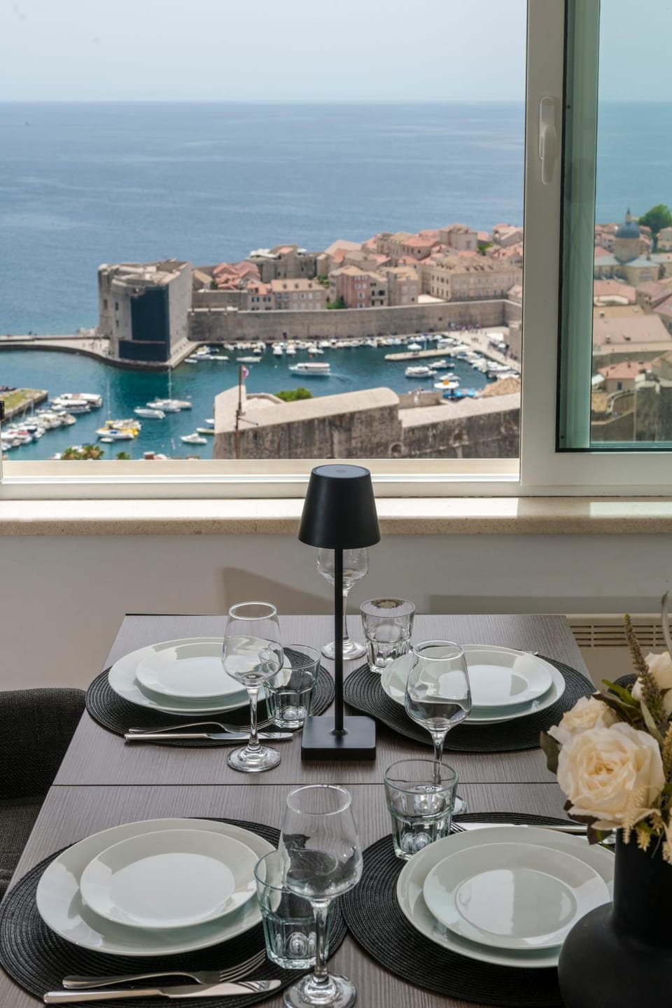 View (from property/room), Living room, Dining area, City view, Landmark view