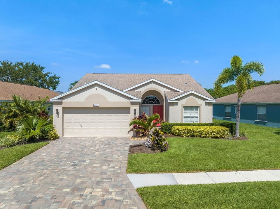 Blue Heron House! Cozy home with heated pool and pool toys! Water view out back! House in Florida