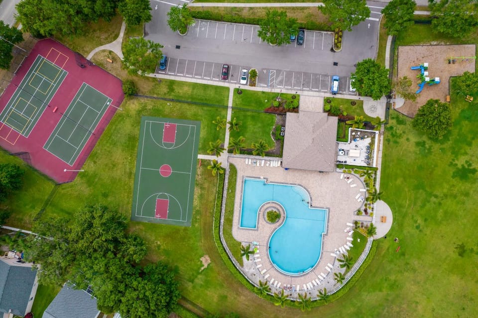 Blue Heron House! Cozy home with heated pool and pool toys! Water view out back! House in Florida