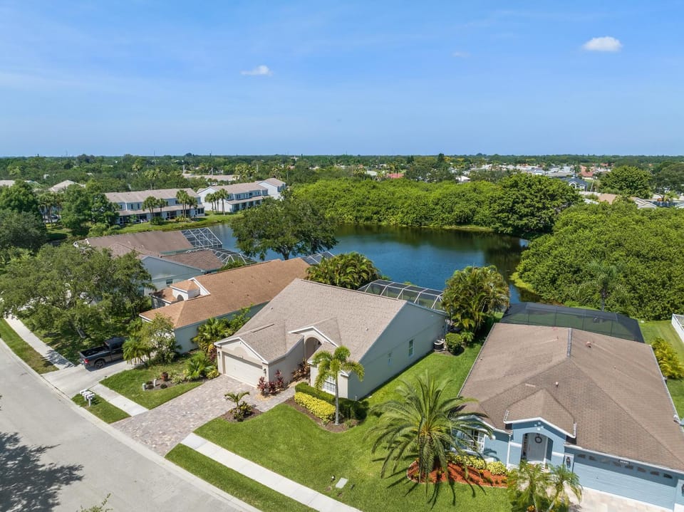 Blue Heron House! Cozy home with heated pool and pool toys! Water view out back! House in Florida