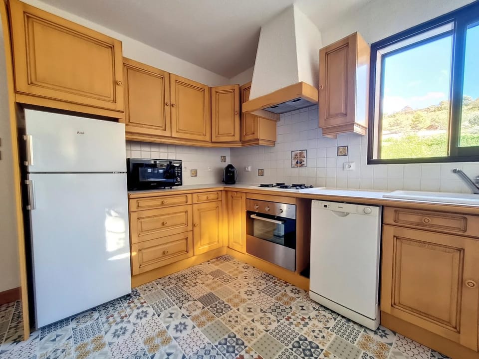 Kitchen or kitchenette, dishwasher, oven, stove