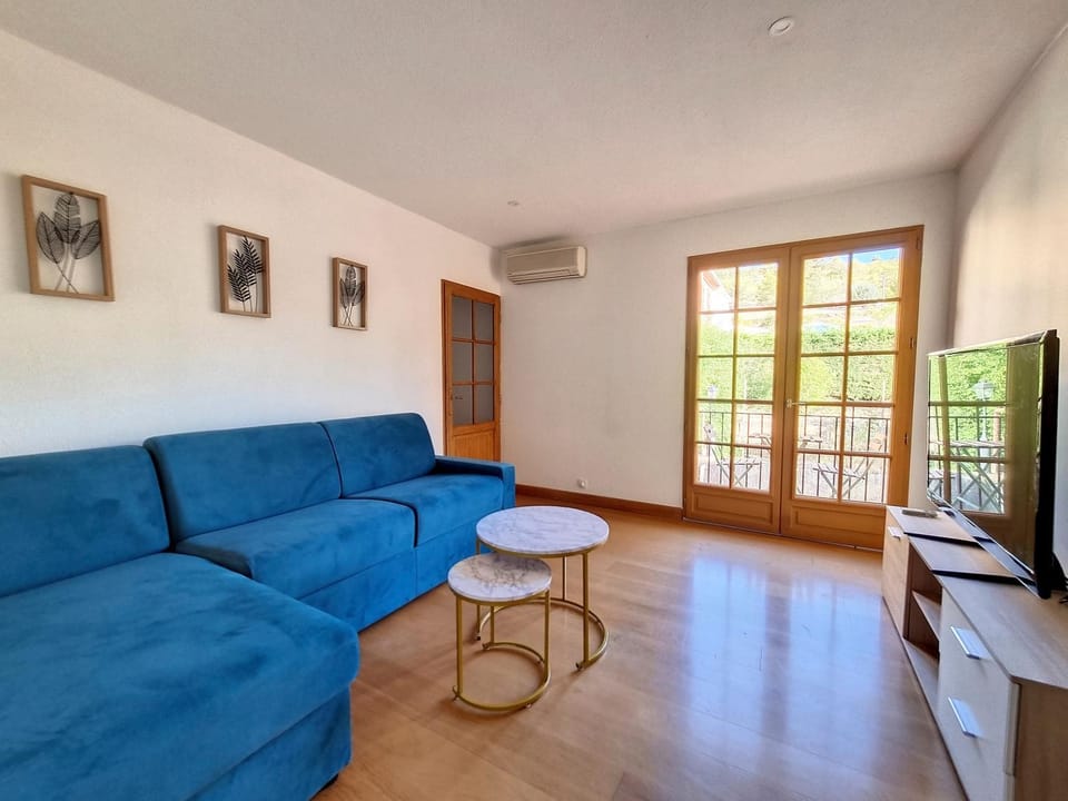 TV and multimedia, Living room, Seating area, air conditioner