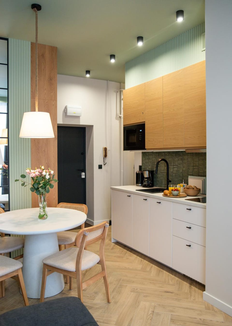 Coffee/tea facilities, Kitchen or kitchenette, Dining area, oven, stove