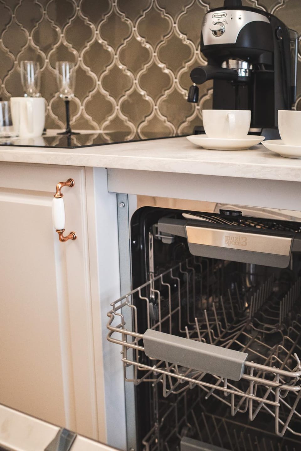 Coffee/tea facilities, Kitchen or kitchenette, dishwasher, stove