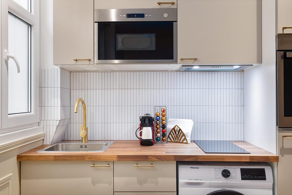 Kitchen or kitchenette, minibar, stove