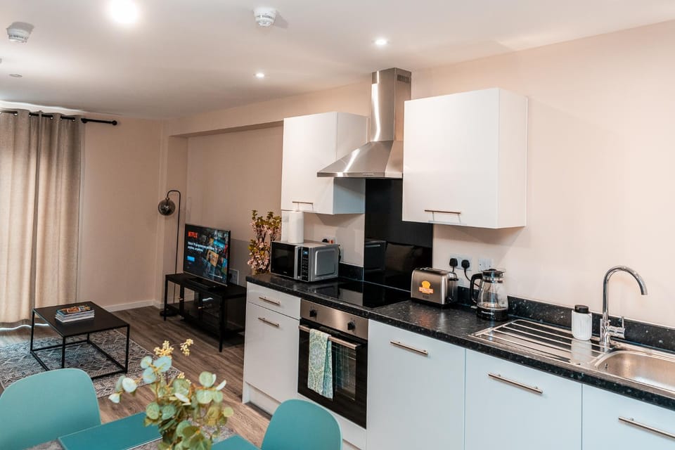 Coffee/tea facilities, Kitchen or kitchenette, Dining area, stove