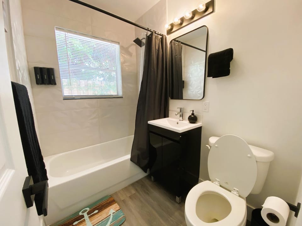 Shower, Toilet, Bathroom, Bath, towels