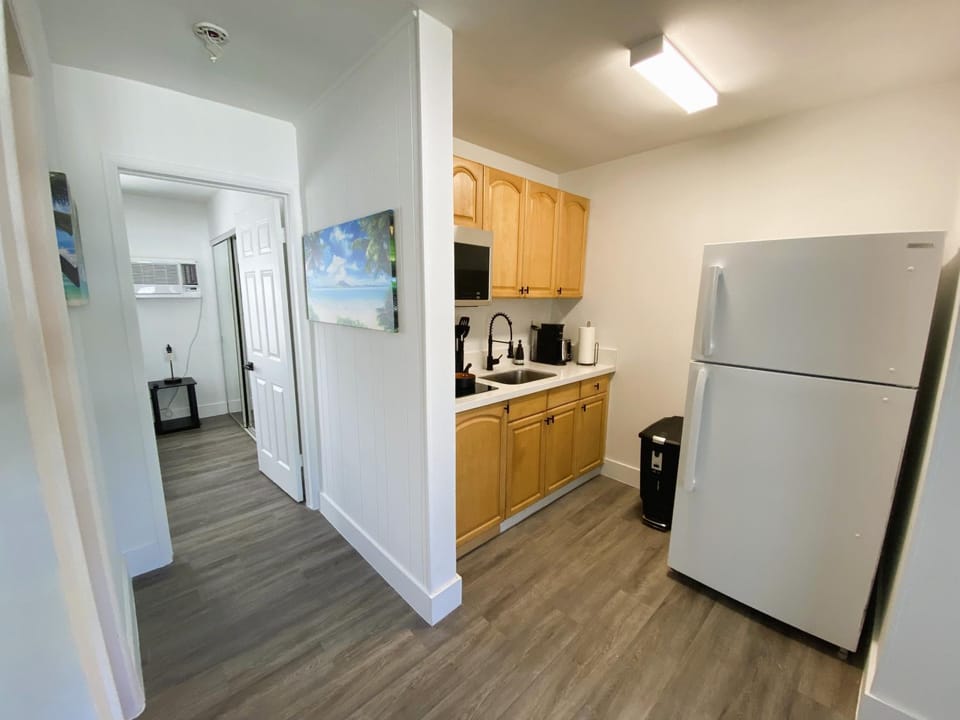 Kitchen or kitchenette, minibar