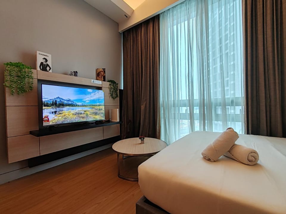 Bed, TV and multimedia, Living room