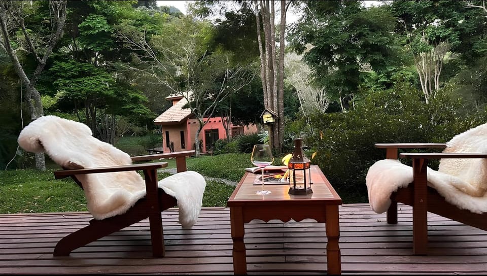 Patio, Natural landscape, Garden, Food and drinks, Seating area, Dining area, Garden view, Drinks