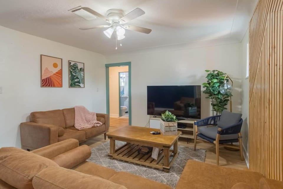 Walk 2 Beach, Ocean Center, Main St 60' Driveway House in Florida
