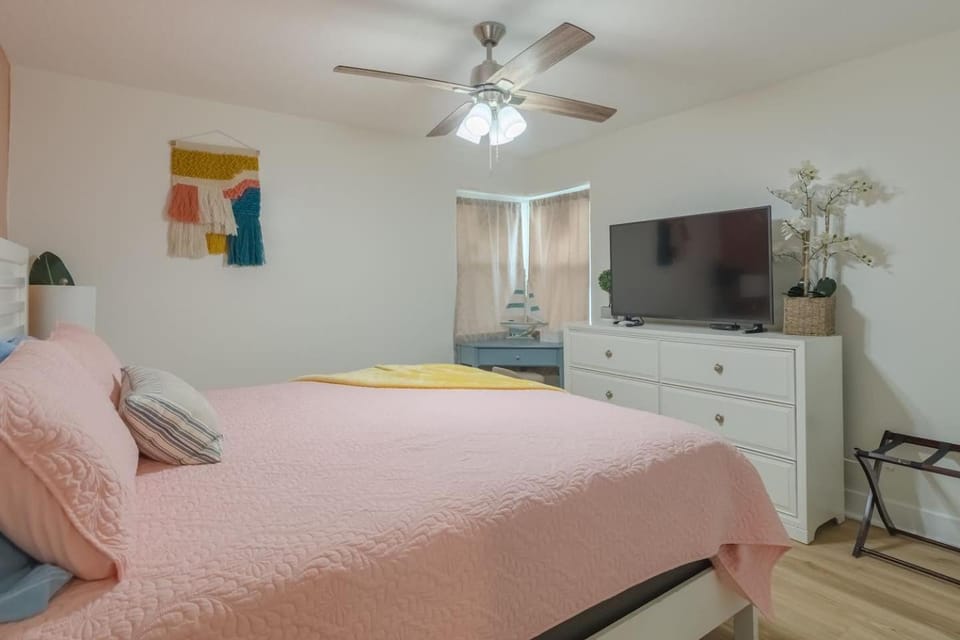 Walk 2 Beach, Ocean Center, Main St 60' Driveway House in Florida