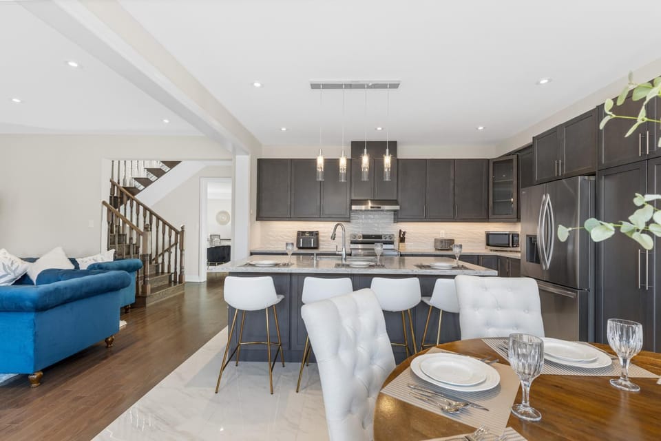 Executive 5BR-4BATH Detached Bramp/Miss Border House in Halton Hills