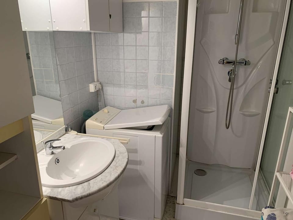 Studio moderne avec terrasse près de la plage et du port, parking sécurisé, idéal 2-4 personnes. Apartment in Le Grau-du-Roi