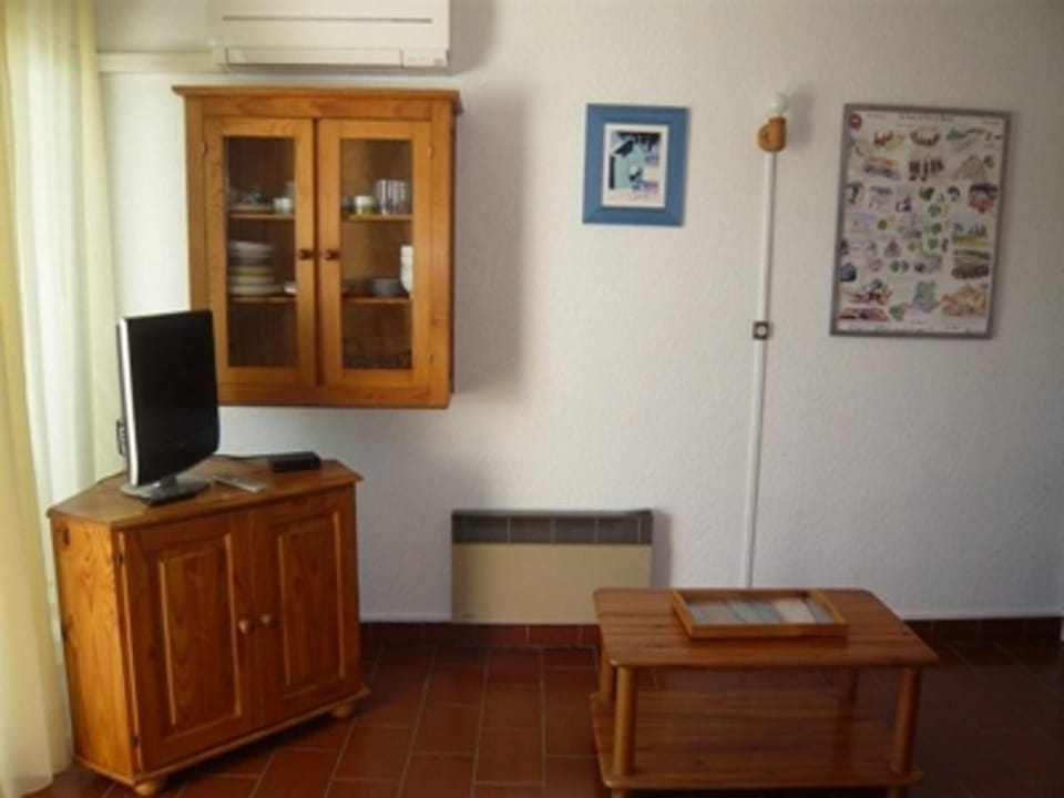 Studio cabine climatisé, terrasse et jardin privatif, 4 couchages, proche plage et commerces Cabin in Le Grau-du-Roi