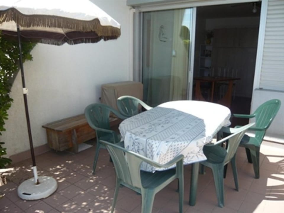 Studio cabine climatisé, terrasse et jardin privatif, 4 couchages, proche plage et commerces Cabin in Le Grau-du-Roi