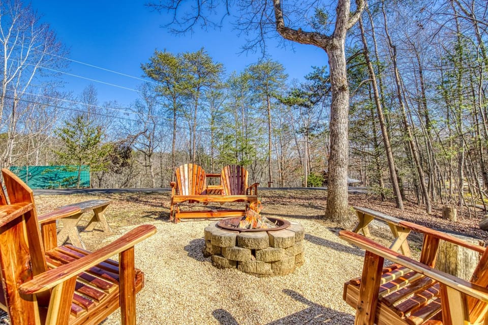Alpine Retreat - Hot Tub, Arcade, Cozy Cabin Retreat in the Smokies Cabin in Sevier County