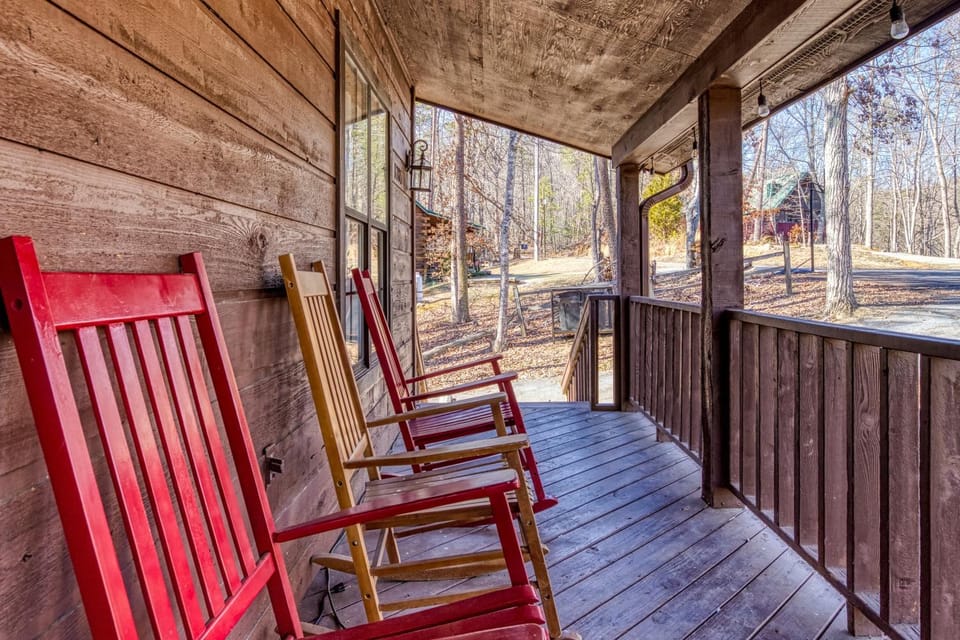 Alpine Retreat - Hot Tub, Arcade, Cozy Cabin Retreat in the Smokies Cabin in Sevier County