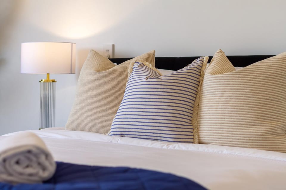 Bed, Decorative detail, towels