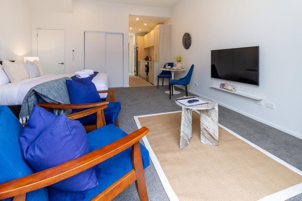 Bed, TV and multimedia, Kitchen or kitchenette, Living room, Photo of the whole room, Decorative detail, Seating area, Dining area, hair dresser, kitchen