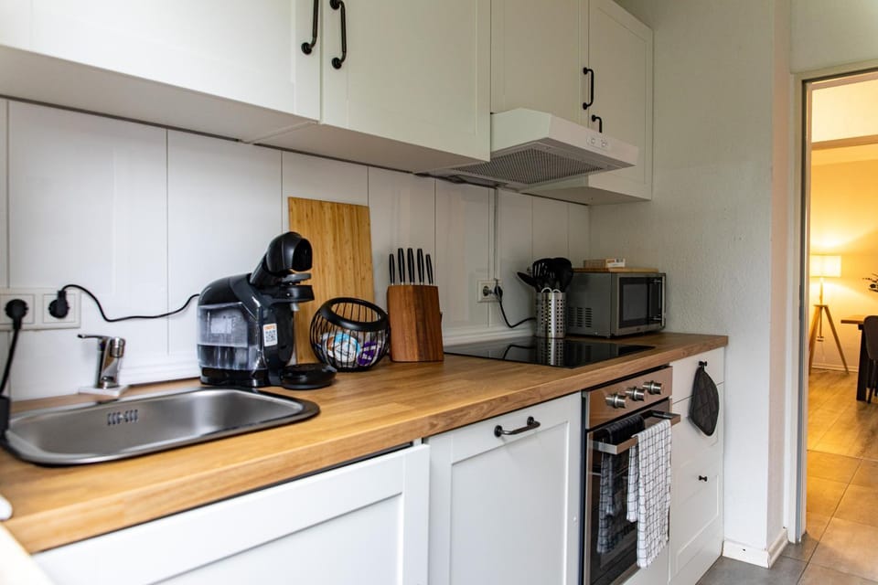 Coffee/tea facilities, Kitchen or kitchenette, microwave, oven, stove