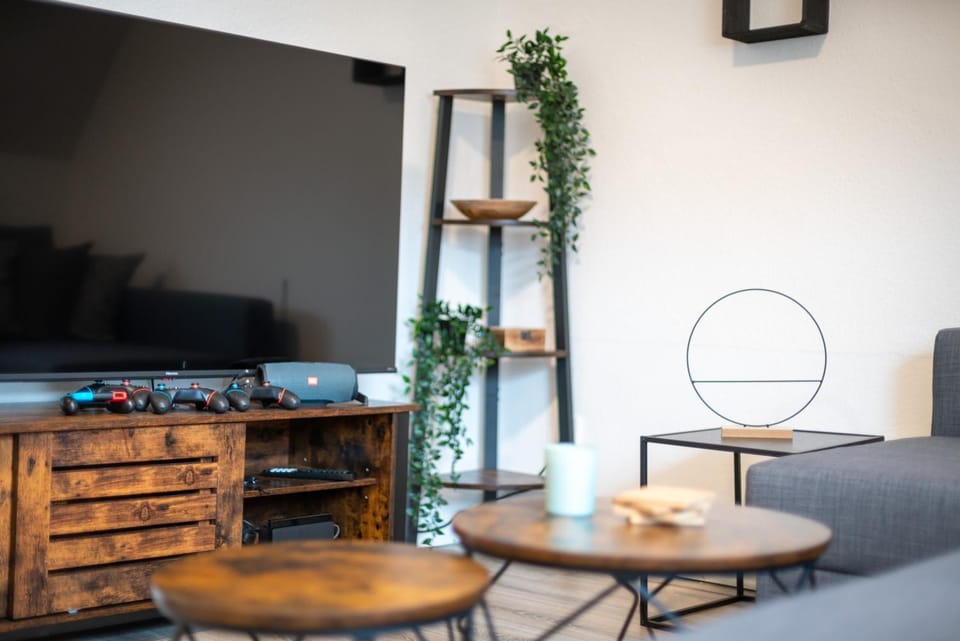 TV and multimedia, Living room, Seating area, Evening entertainment