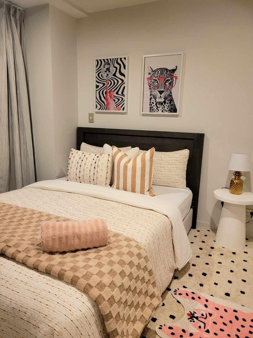 Sky tower just next DOOR FREE parking Apartment in Auckland