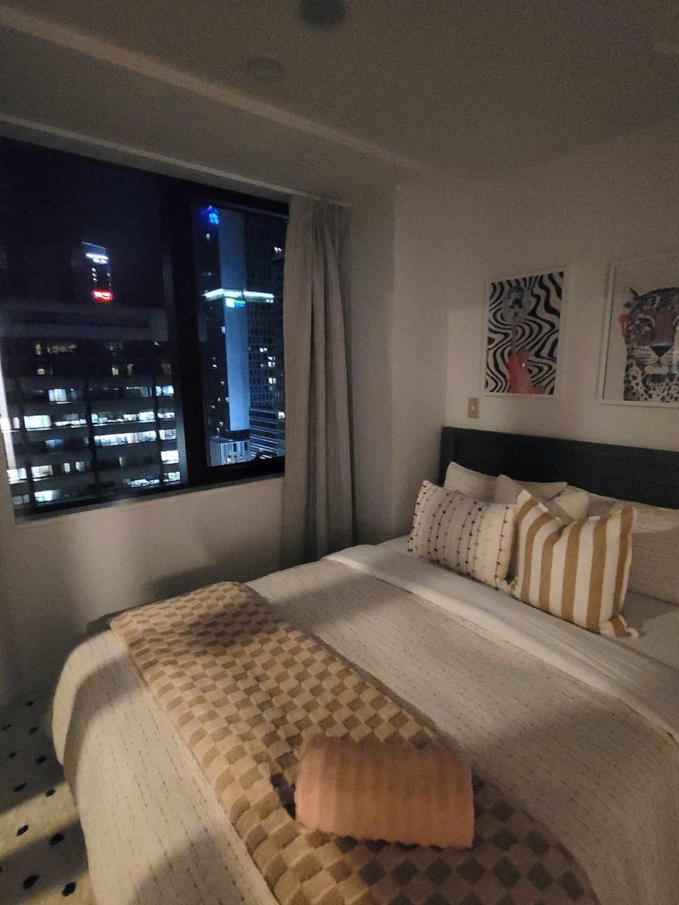 Sky tower just next DOOR FREE parking Apartment in Auckland