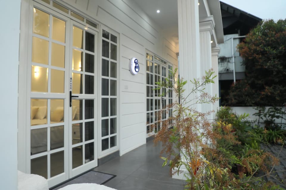Property building, Facade/entrance, Day