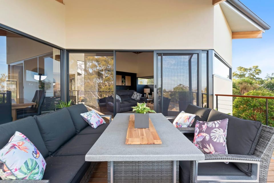 Tree Top Views - Magnificent 4 Bedroom House - 3 Minutes to MONA House in Glenorchy