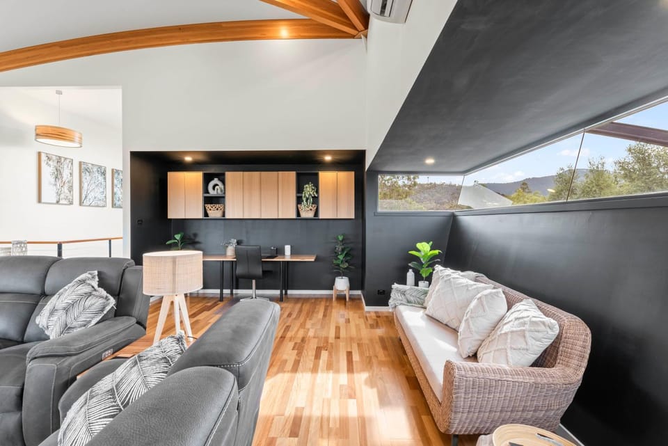 Tree Top Views - Magnificent 4 Bedroom House - 3 Minutes to MONA House in Glenorchy