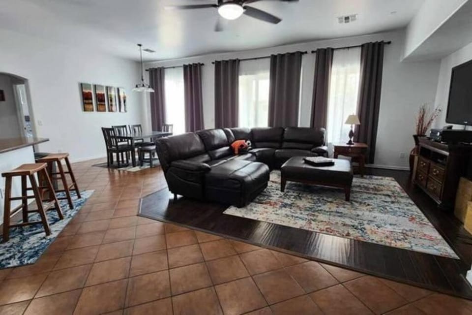 Cozy Latitude home with pool House in Goodyear