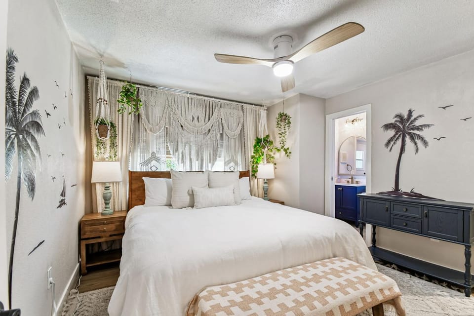 Bed, Bathroom, Photo of the whole room, Bedroom