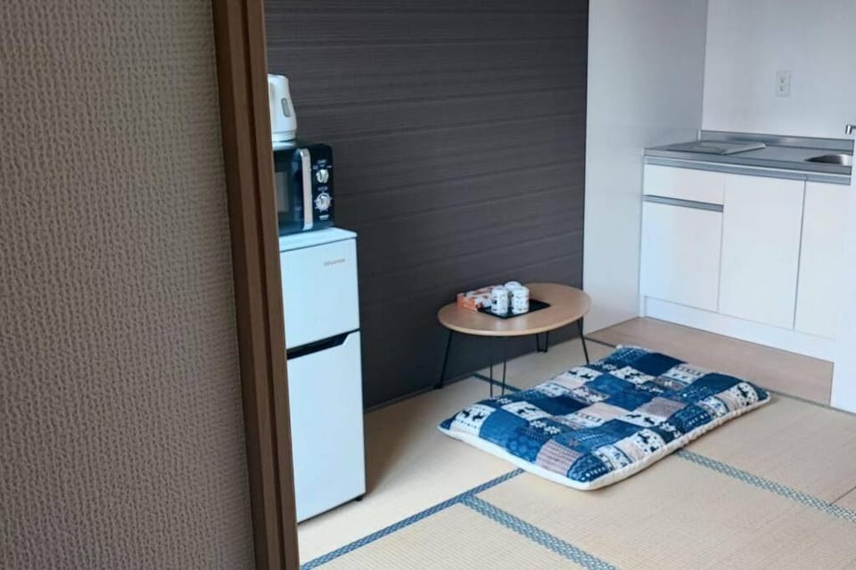 全新上线花跡民宿4号館301，关西机场直达萩之茶屋出站1分钟！难波，心斋桥4分钟车程！ Apartment in Osaka
