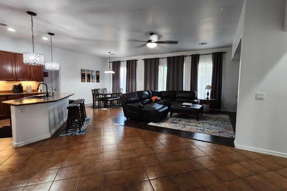 Cozy Latitude home with pool House in Goodyear