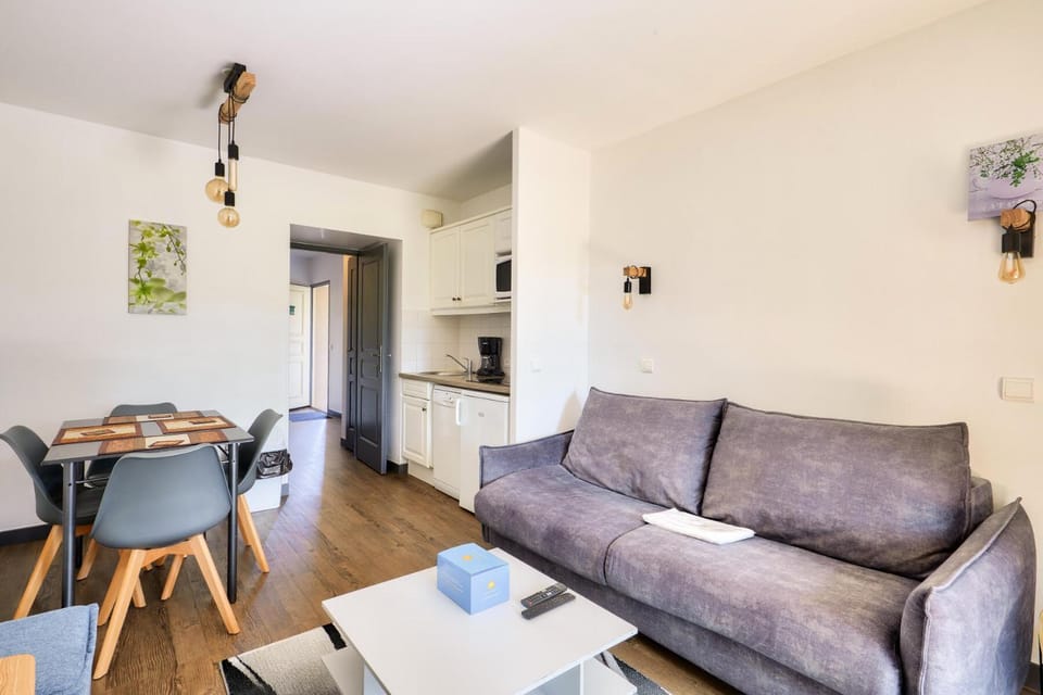 Bed, Living room, fireplace, furniture