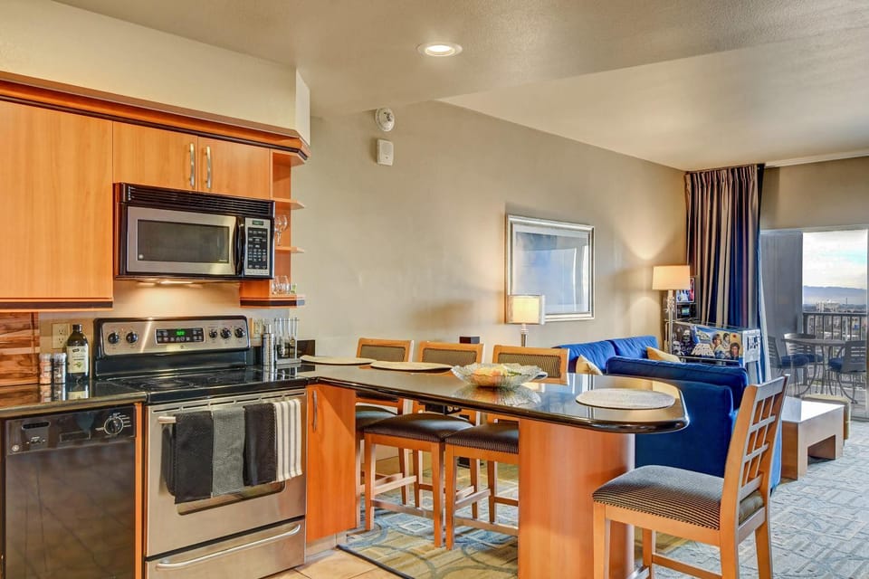 Kitchen or kitchenette, Seating area, Dining area, dishwasher, pet friendly, stove